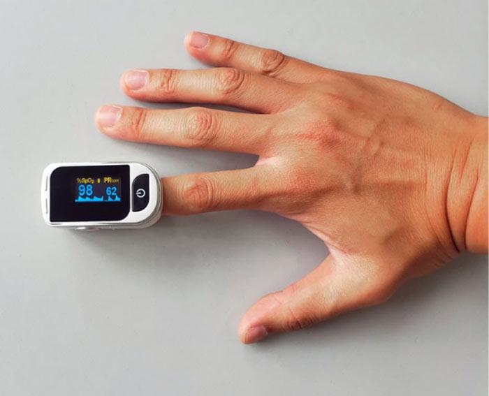 اندازه گیری اکسیژن خون توسط اکسیمتر