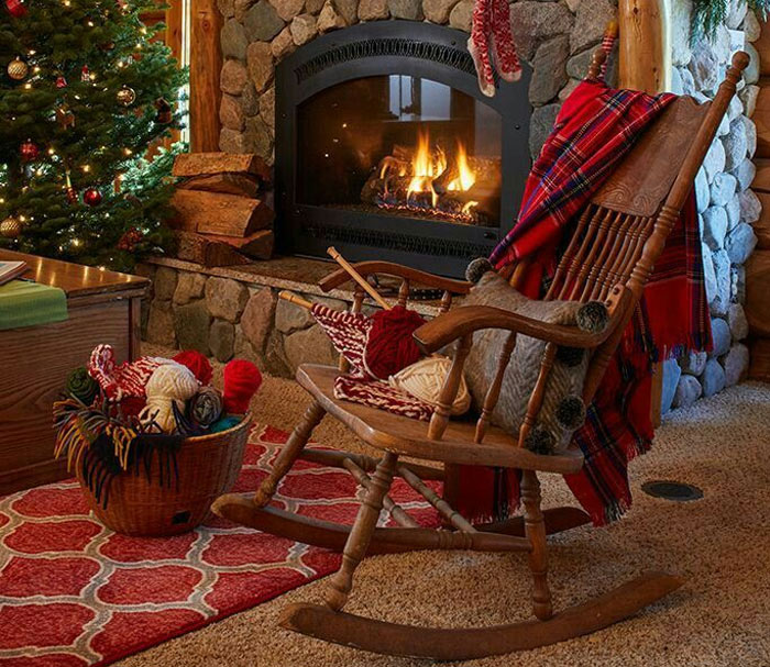 صندلی راک در کنار شومینه و بخاری