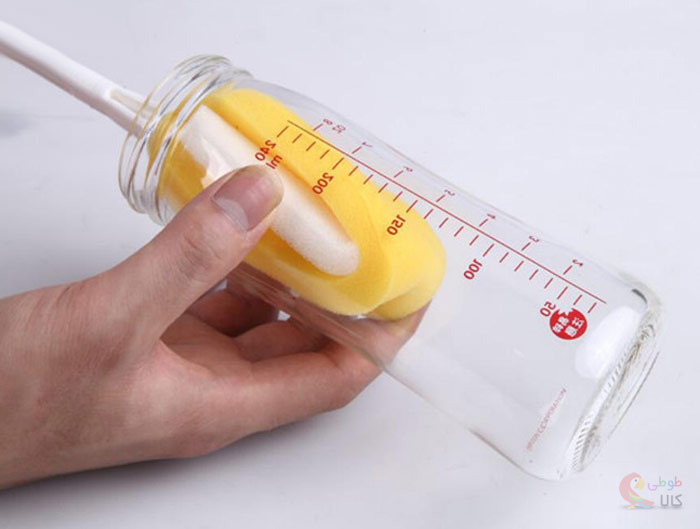 شستن شیشه شیر کودک با فرچه شیشه شوی