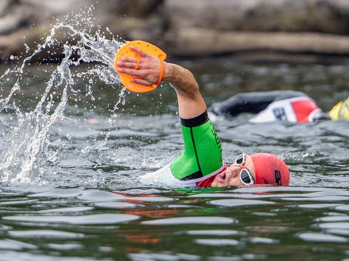 عکس شناگر در حال استفاده از کفی شنا