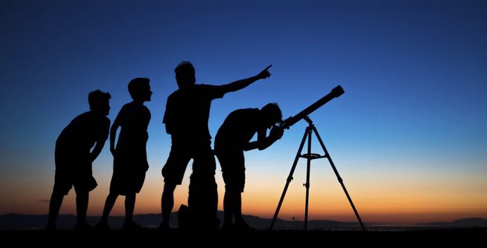 تلسکوپ در آسمان شب