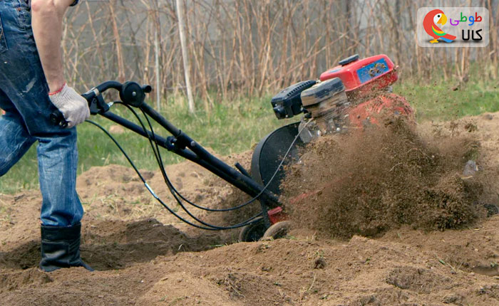 تیلر پر قدرت در حال شخم زنی