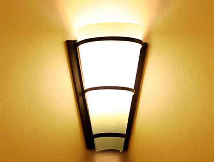 چراغ دیواری نور بالا