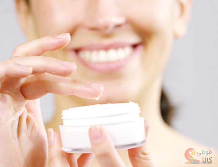 زن جوان در حال کرم زدن