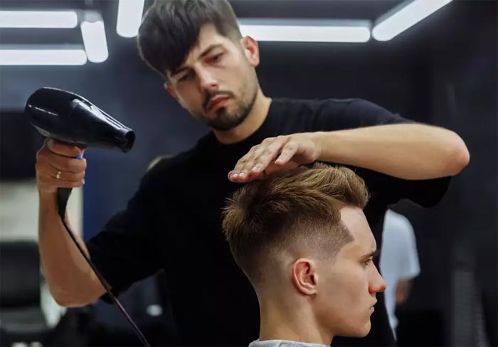 عکس استفاده از سشوار توسط آرایشگر