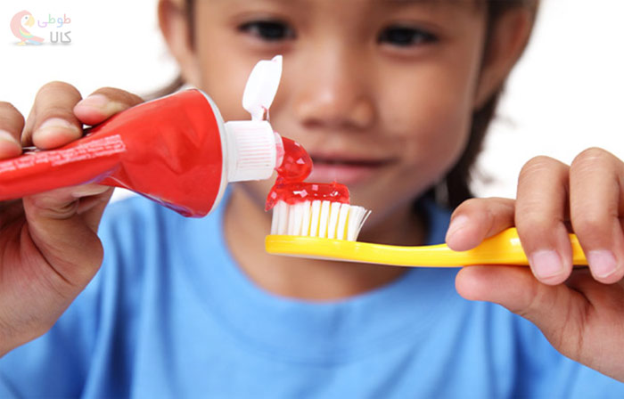 مسواک زدن پسربچه