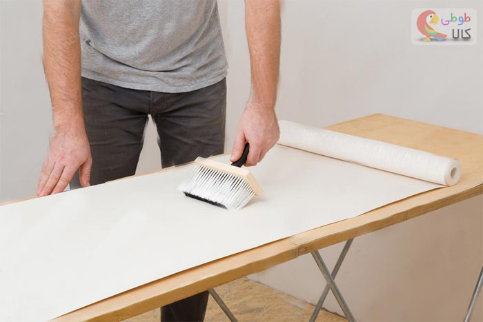چسباندن چسب روی کاغذ دیواری