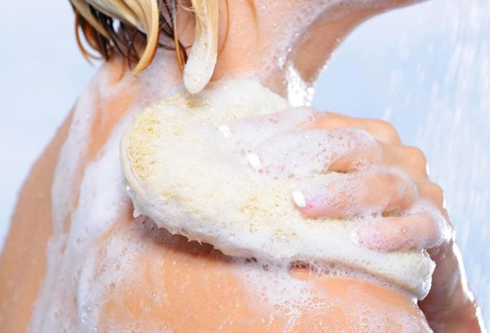 شستشو با لیف حمام