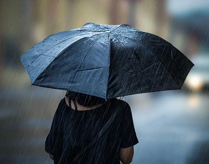 عکس دختری با چتر زیر باران